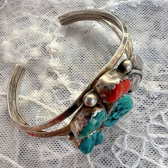 ✨Host Pick✨ Vintage Turquoise & Coral Native Cuff - Picture 8 of 11